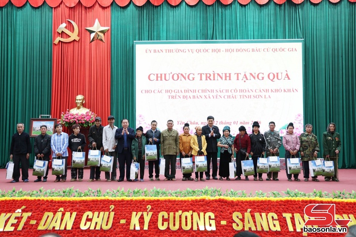 Đồng chí Phó Chủ tịch Quốc hội kiểm tra công tác bầu cử đại biểu Quốc hội và HĐND các cấp tại xã Yên Châu