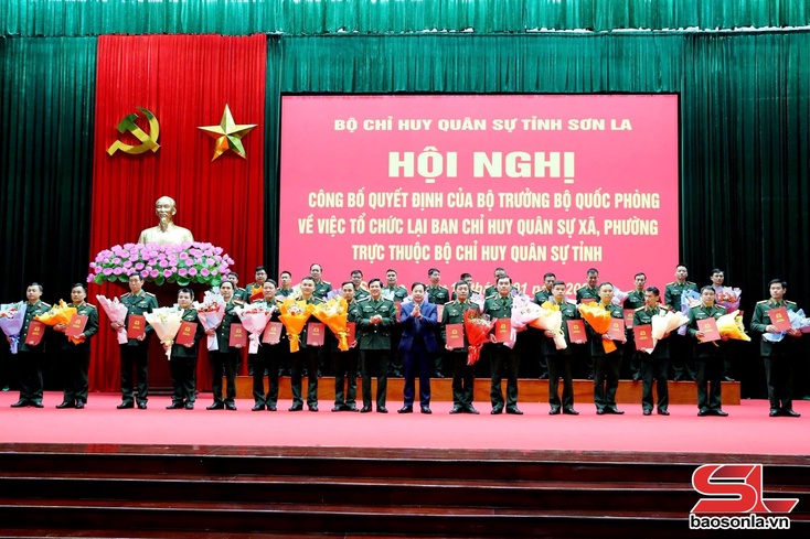 Công bố quyết định của Bộ trưởng Bộ Quốc phòng về việc tổ chức lại Ban CHQS xã, phường