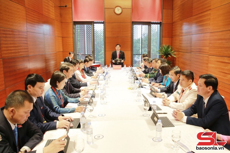 Đoàn đại biểu Đảng bộ tỉnh Sơn La thảo luận Văn kiện Đại hội XIV của Đảng