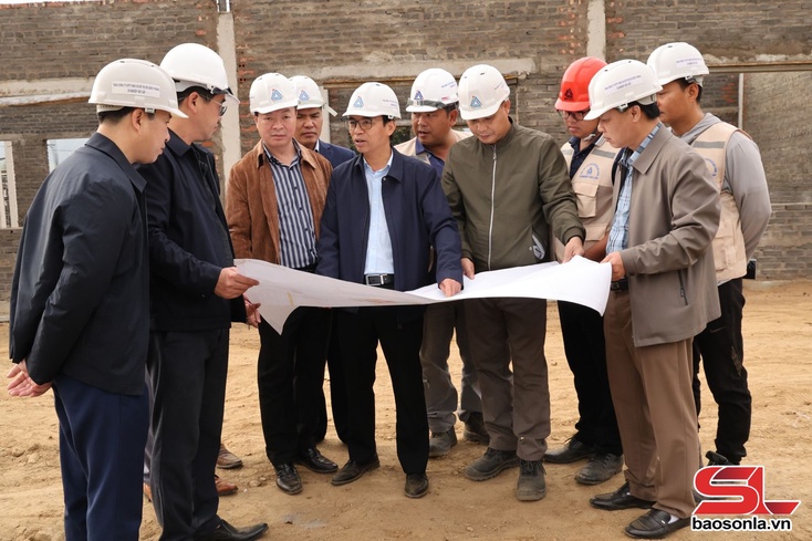 Kiểm tra tiến độ triển khai dự án xây dựng Trường nội trú liên cấp Tiểu học - THCS tại các xã