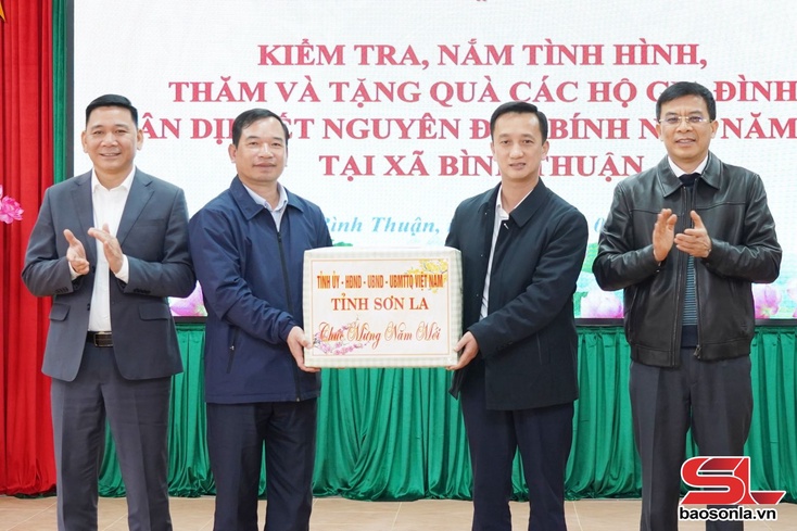 Đồng chí Giám đốc Sở Xây dựng nắm tình hình tại một số địa phương