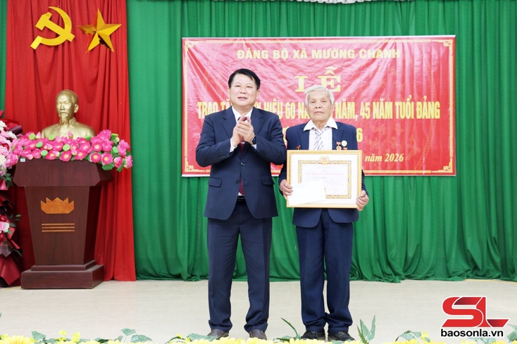 Đồng chí Phó Bí thư Thường trực Tỉnh ủy trao Huy hiệu Đảng và thăm gia đình chính sách, hộ nghèo