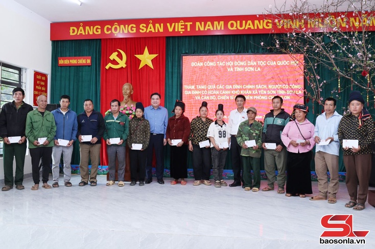 Đoàn công tác Hội đồng Dân tộc của Quốc hội và tỉnh Sơn La thăm, tặng quà Tết gia đình chính sách, hộ nghèo, người uy tín đồng bào dân tộc thiểu số