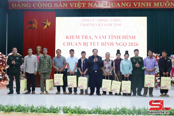 Đồng chí Phó Bí thư Tỉnh ủy, Chủ tịch Ủy ban MTTQ Việt Nam tỉnh kiểm tra, nắm tình hình và tặng quà Tết tại các xã Chiềng Sơ, Bó Sinh, Mường Lầm và Nậm Ty
