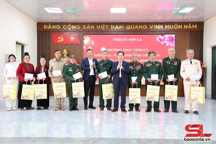 Đồng chí Bí thư Tỉnh uỷ nắm tình hình và thăm, tặng quà các địa phương, đơn vị