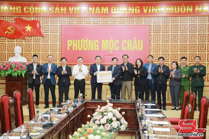 Đồng chí Chủ tịch UBND tỉnh Sơn La kiểm tra, chúc Tết tại phường Mộc Châu và Mộc Sơn