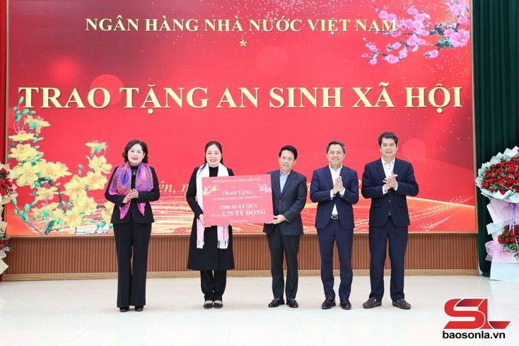 Đồng chí Thống đốc Ngân hàng Nhà nước Việt Nam thăm, tặng quà tỉnh Sơn La