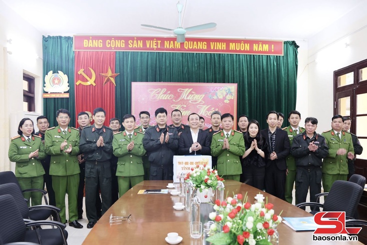 Đồng chí Trưởng Ban Tổ chức tỉnh uỷ kiểm tra, nắm tình hình,  thăm và tặng quà Tết Nguyên đán tại các đơn vị thuộc Công an tỉnh