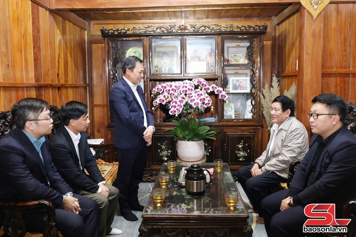 Đồng chí Chủ tịch UBND tỉnh thăm, chúc Tết gia đình các đồng chí nguyên lãnh đạo tỉnh