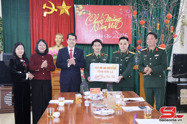 Đồng chí Phó Chủ tịch Thường trực HĐND tỉnh thăm, tặng quà Tết các đơn vị thuộc Bộ CHQS tỉnh