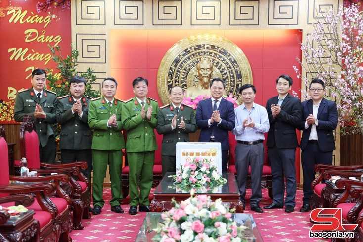 Đồng chí Chủ tịch UBND tỉnh thăm, chúc Tết Công an tỉnh