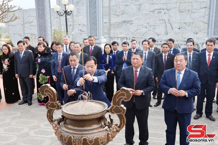 Các đồng chí lãnh đạo tỉnh dâng hương, dâng hoa Đền thờ Vua Lê Thái Tông; Đền thờ Bác Hồ và viếng Nghĩa trang Liệt sĩ Nhà tù Sơn La