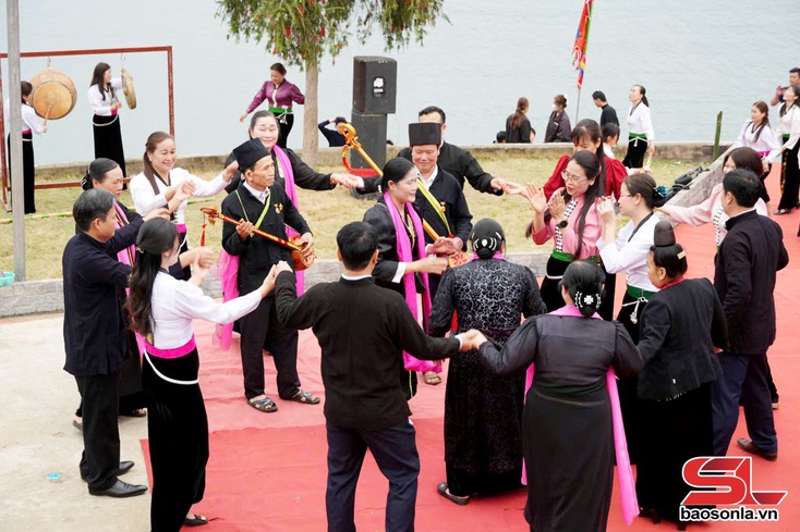 Độc đáo Lễ hội gội đầu của đồng bào Thái trắng Quỳnh Nhai