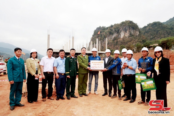 Đồng chí Chủ tịch UBND tỉnh thăm, động viên công nhân thi công xuyên Tết tại Xuân Nha.