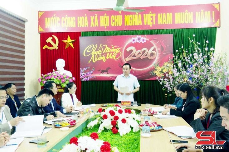 Đồng chí Phó Chủ tịch Thường trực UBND tỉnh kiểm tra công tác bầu cử tại xã Mường Cơi