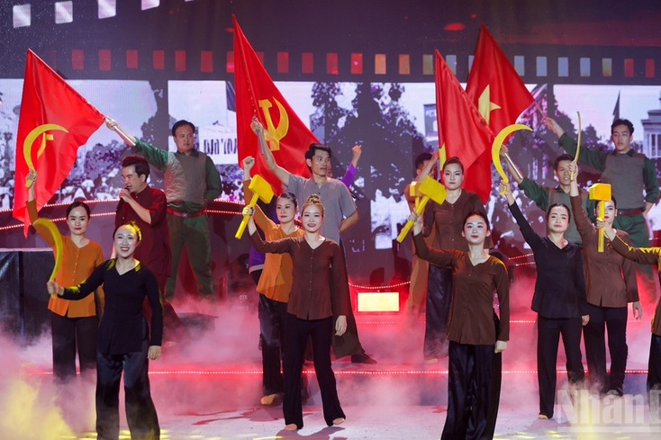 Thủ tướng Phạm Minh Chính dự Chương trình nghệ thuật chính luận "Thủ tướng Phạm Văn Đồng - Trọn đời vì nước, vì dân"