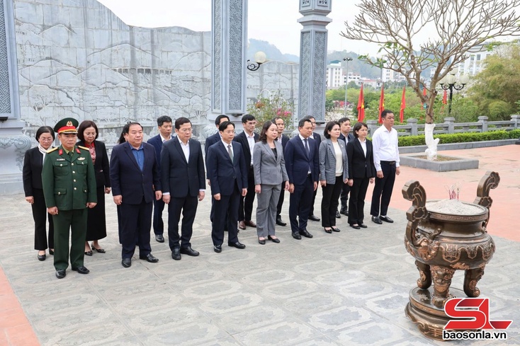 Phó Chủ tịch nước dâng hương Đền thờ Vua Lê Thái Tông và Đền thờ Bác Hồ