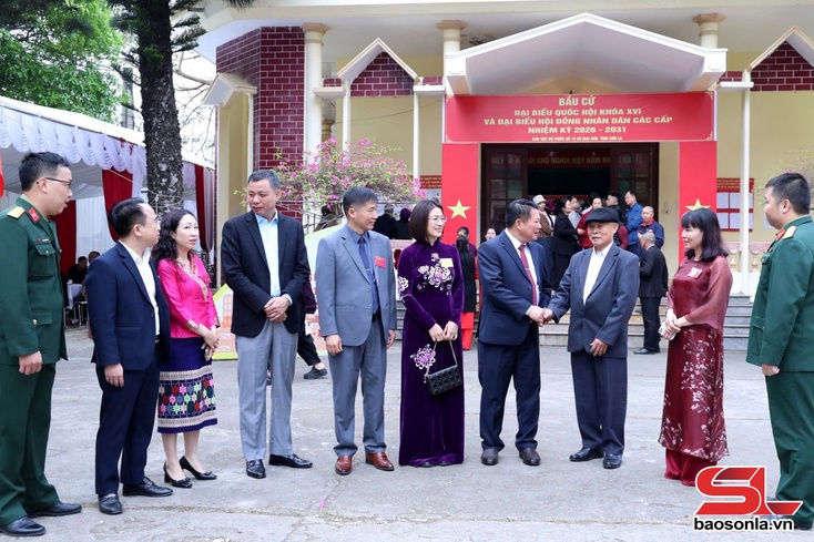 Đồng chí Phó Bí thư Thường trực Tỉnh ủy, Chủ tịch HĐND tỉnh dự khai mạc và thực hiện quyền công dân tại xã Mai Sơn