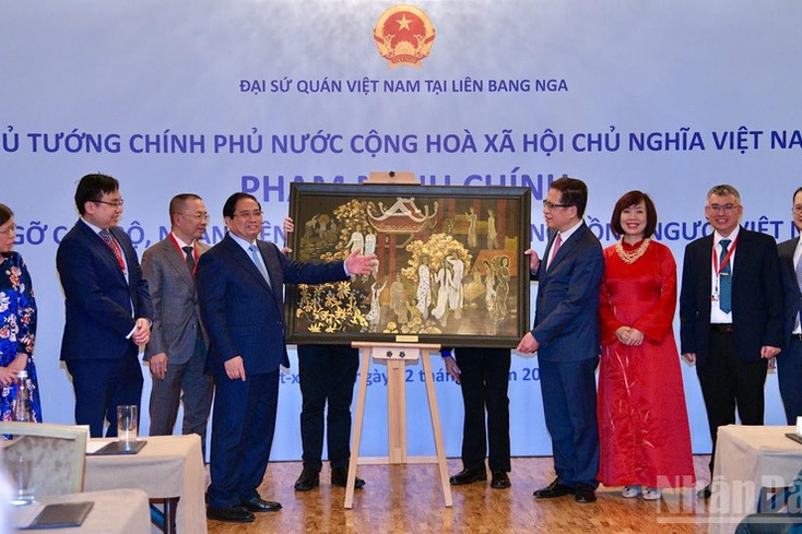 Thủ tướng Phạm Minh Chính gặp mặt cán bộ, nhân viên Đại sứ quán, cộng đồng người Việt Nam tại Nga