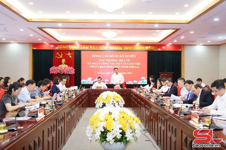 Thứ trưởng Bộ Y tế Đỗ Xuân Tuyên làm việc với tỉnh Sơn La