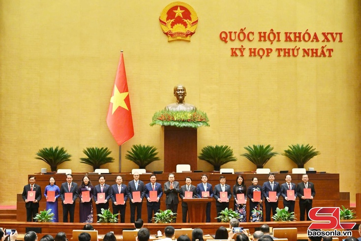 Chủ tịch Quốc hội trao Nghị quyết phê chuẩn kết quả bầu Trưởng Đoàn ĐBQH tỉnh Sơn La khóa XVI