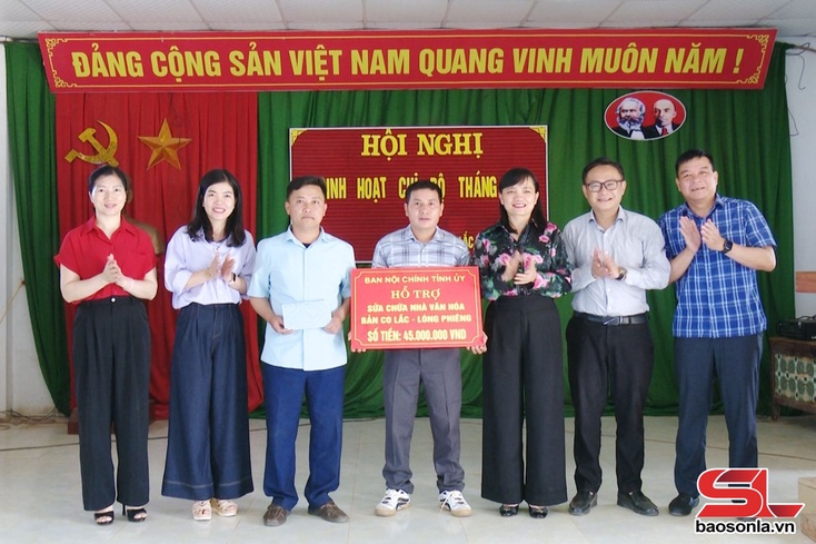 Đồng chí Trưởng ban Nội chính Tỉnh ủy dự sinh hoạt Chi bộ bản Co Lắc, xã Lóng Phiêng