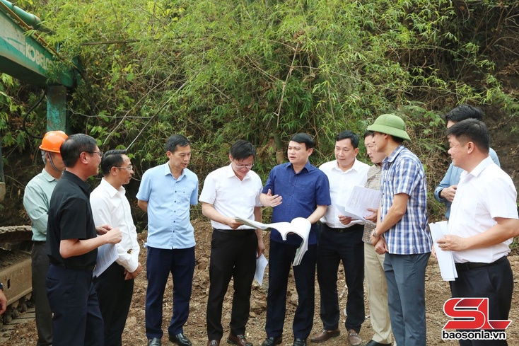 Đồng chí Đặng Ngọc Hậu, Phó Chủ tịch UBND tỉnh kiểm tra tiến độ dự án đường bản Nhôm - Hua Mi
