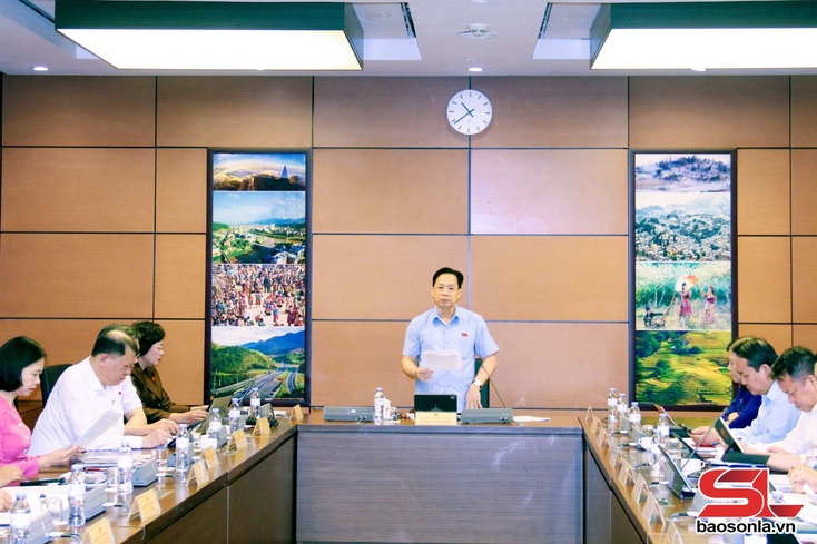 Đoàn đại biểu Quốc hội tỉnh Sơn La tham dự thảo luận tổ