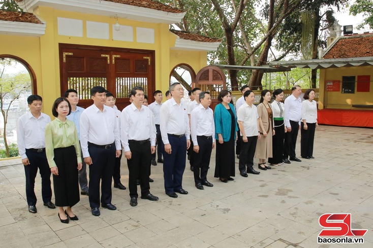 Phó Chủ tịch Quốc hội dâng hương tại Đền thờ Vua Lê Thái Tông