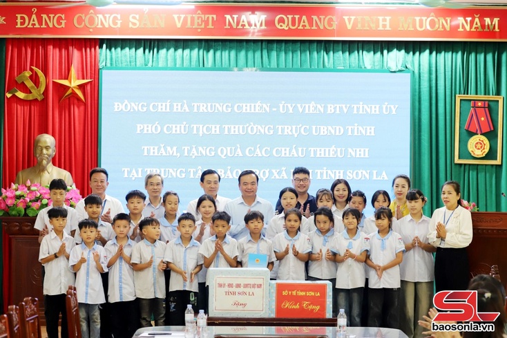 Đồng chí Hà Trung Chiến thăm, tặng quà thiếu nhi tại Trung tâm Bảo trợ xã hội tỉnh Sơn La