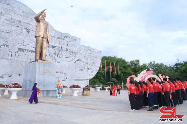 Lễ dâng hoa Tượng đài Bác Hồ và diễu hành tuyên truyền hưởng ứng “Hành trình Đỏ” năm 2026