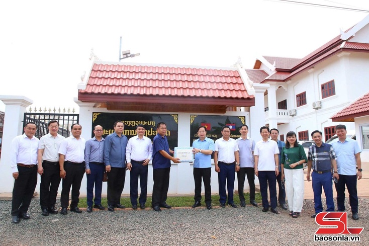 Đoàn đại biểu cấp cao tỉnh Sơn La thăm, khảo sát di sản văn hóa và công trình hợp tác xây dựng tại tỉnh Luông Pha Bang