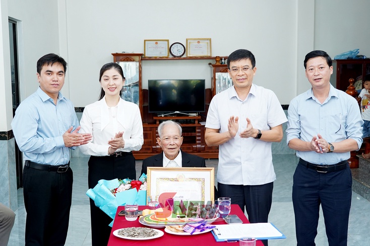 Đồng chí Giám đốc Sở Xây dựng trao Huy hiệu Đảng tại xã Muổi Nọi