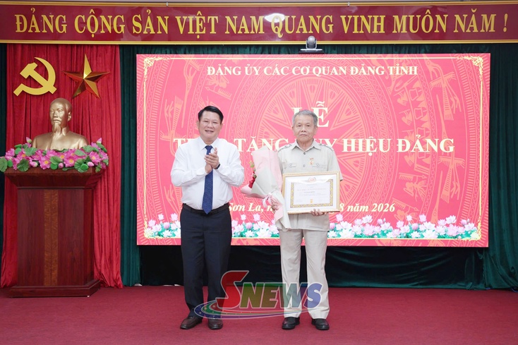 Đảng ủy Các cơ quan Đảng tỉnh trao tặng, truy tặng Huy hiệu Đảng đợt 2/9 cho các đảng viên