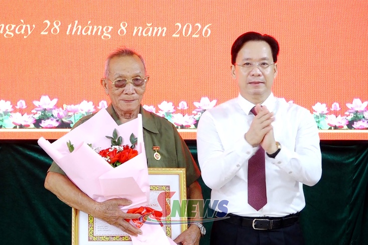 Đồng chí Bí thư Tỉnh ủy trao Huy hiệu Đảng cho các đảng viên Đảng bộ phường Chiềng Sinh