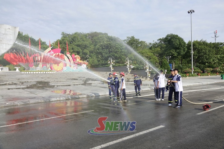 Hơn 1.000 người trải nghiệm kỹ năng chữa cháy, cứu nạn, cứu hộ