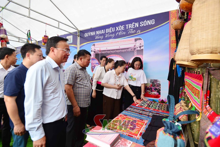 Các đồng chí lãnh đạo tỉnh thăm, động viên các đơn vị tham gia Tuần Văn hóa - Du lịch Mộc Châu năm 2026