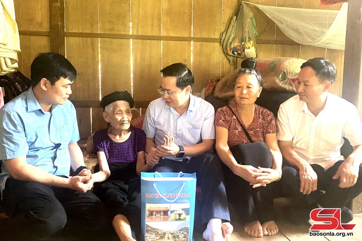 Quynh Nhai leaders visit, give gifts to policy beneficiaries, Dien Bien soldiers