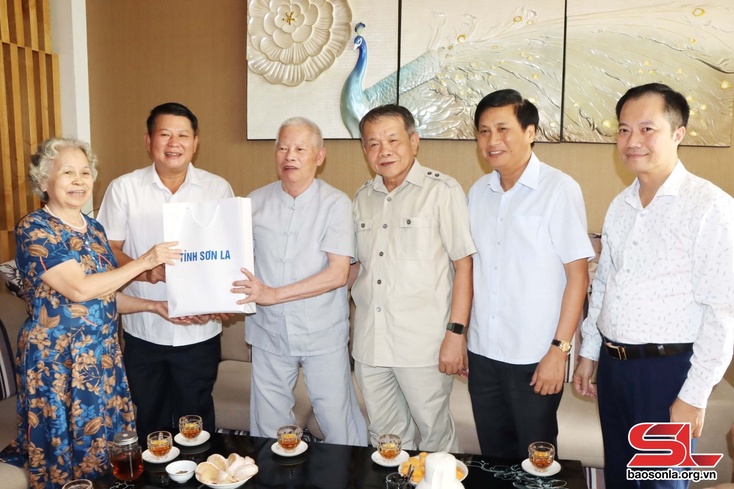 Đồng chí Phó Bí thư Thường trực Tỉnh ủy thăm, tặng quà người cao tuổi trên địa bàn Thành phố