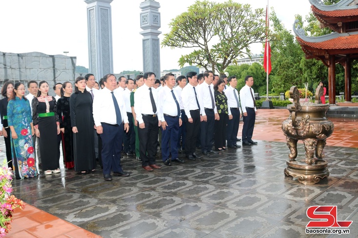 Các đồng chí lãnh đạo tỉnh dâng hoa, dâng hương Chủ tịch Hồ Chí Minh và viếng Nghĩa trang liệt sĩ Nhà tù Sơn La