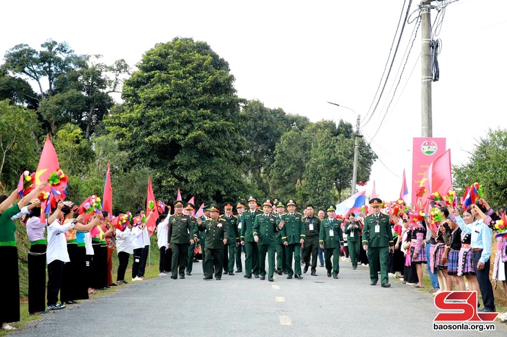 Giao lưu hữu nghị quốc phòng biên giới Việt Nam - Lào lần thứ hai:
                                                    Lễ đón đoàn đại biểu nước CHDCND Lào sang tham gia giao lưu