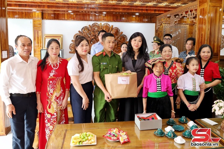 Phu nhân Tổng Bí thư thăm, tặng quà tại tỉnh Sơn La