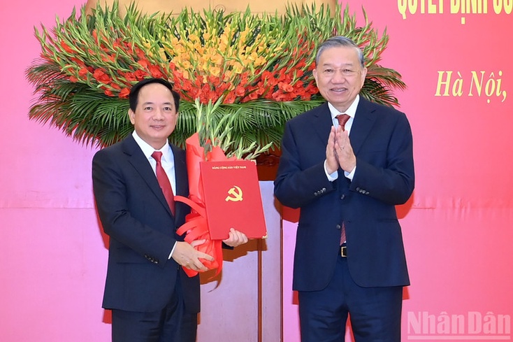 Tổng Bí thư Tô Lâm trao các quyết định của Bộ Chính trị về công tác cán bộ
