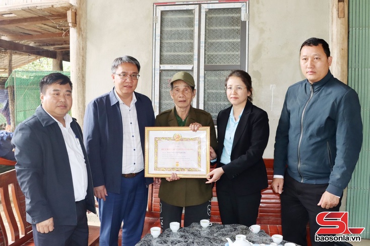 Đồng chí Trưởng Ban Nội chính Tỉnh ủy trao Huy hiệu Đảng tại xã Mường Bú