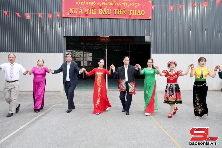 Đồng chí Bí thư Tỉnh ủy Sơn La dự Ngày hội đại đoàn kết toàn dân tộc tại tổ dân phố 4 Quyết Thắng, phường Tô Hiệu