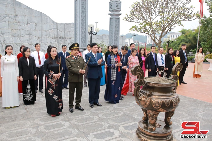 Dâng hương tưởng nhớ Chủ tịch Hồ Chí Minh và các Anh hùng liệt sĩ