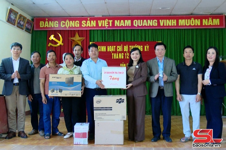 Đồng chí Chủ nhiệm UBKT Tỉnh ủy dự sinh hoạt chi bộ bản Phương Quỳnh