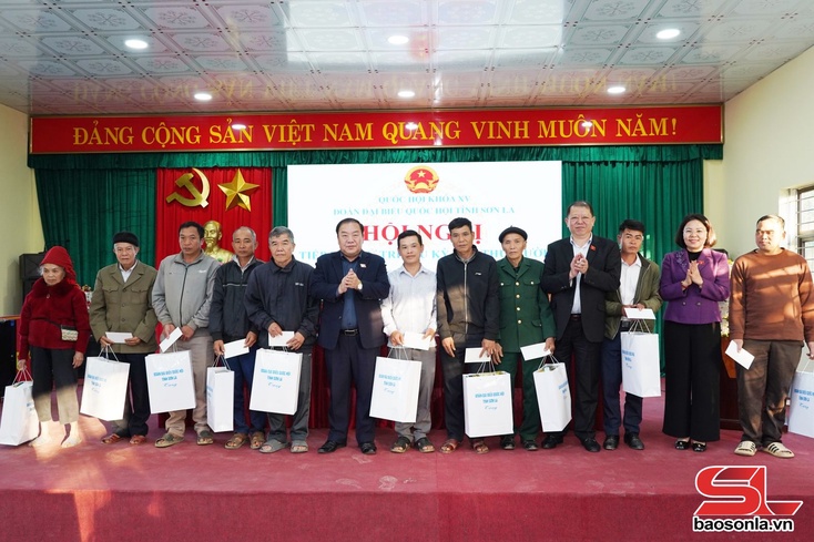 Đoàn đại biểu Quốc hội tỉnh Sơn La tiếp xúc cử tri xã Mường É