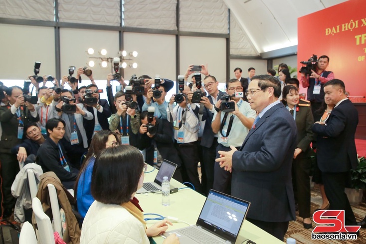 Thủ tướng Chính phủ thăm, động viên phóng viên tại Trung tâm Báo chí