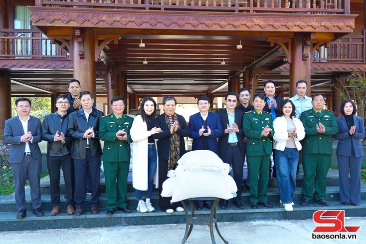 Đồng chí Phó Chủ tịch UBND tỉnh thăm, chúc Tết đồng chí Tòng Thị Phóng